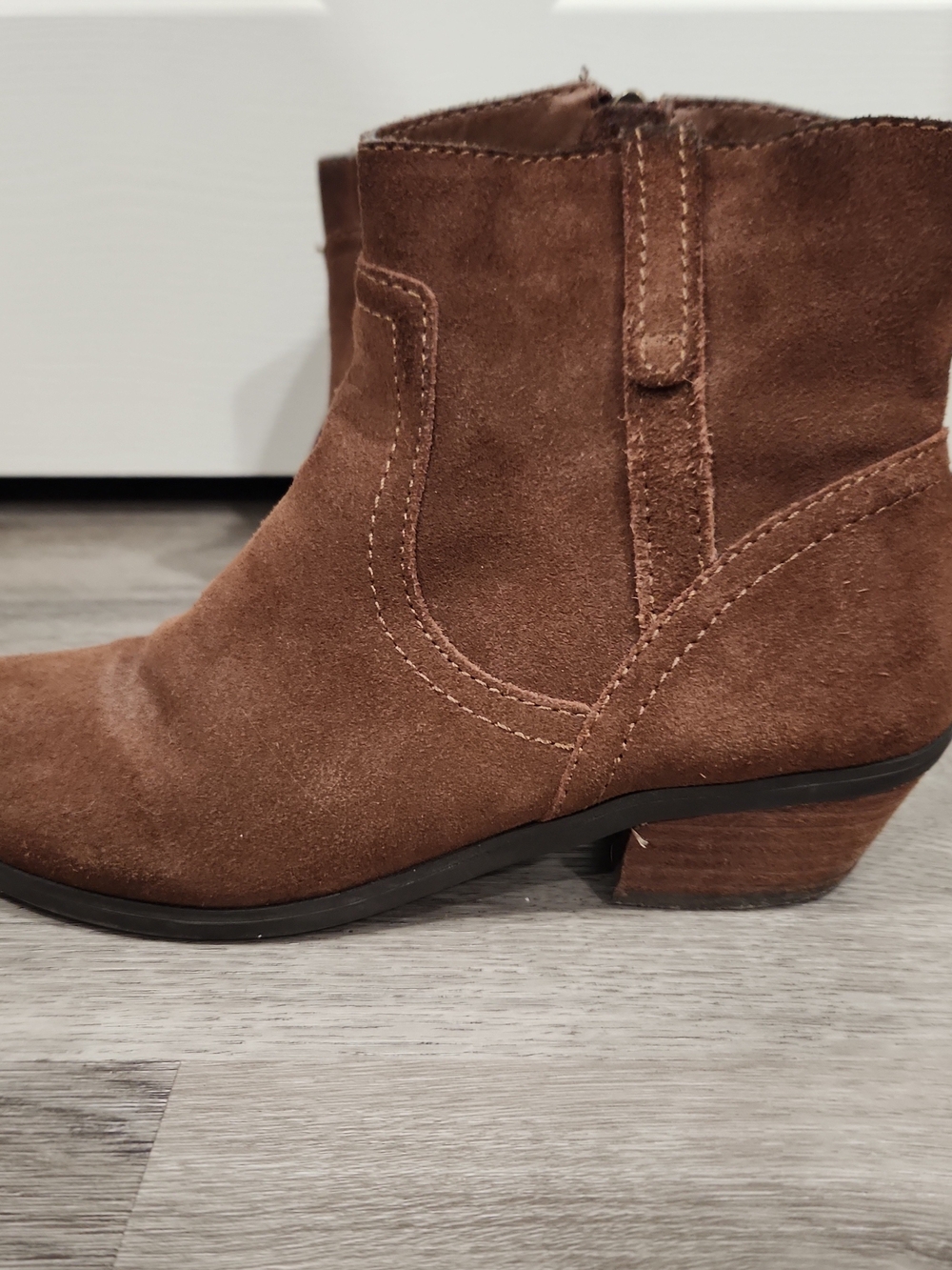 GH Bass & Co Chrissy Boots Womens Size 9 M Brown Suede Ankle Bootie Zip Heel Cas